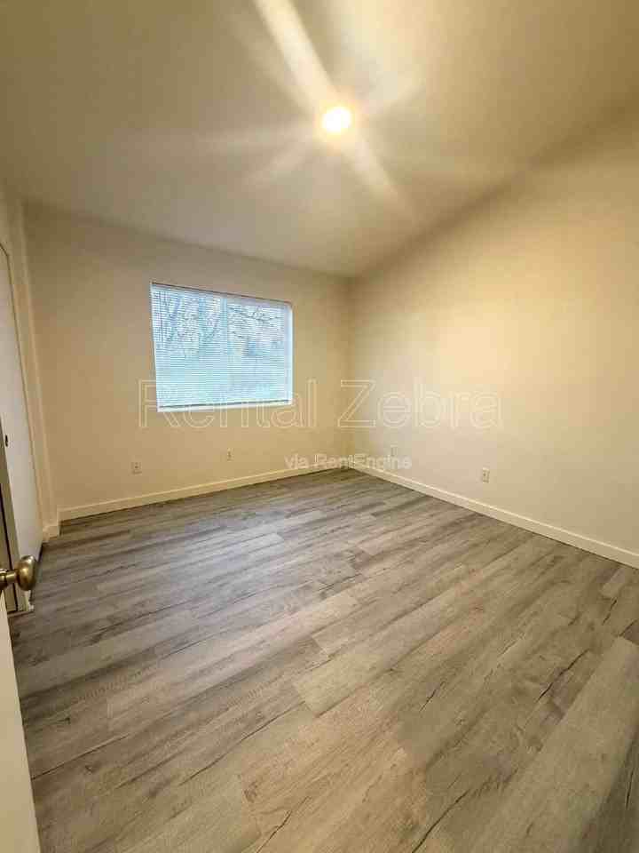 6702 Se 80th Ave #1 - Photo 7 of 12