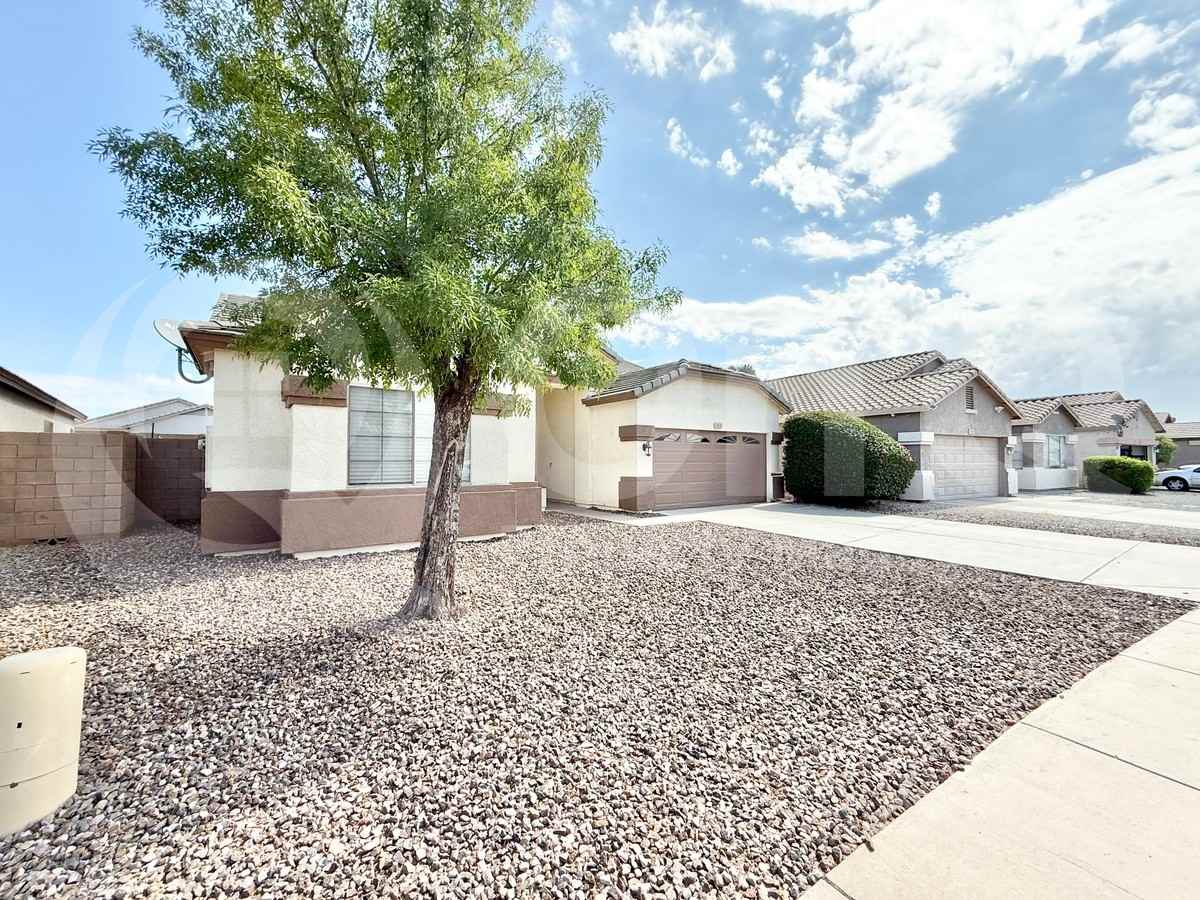 13018 W Pershing St - Photo 3 of 29