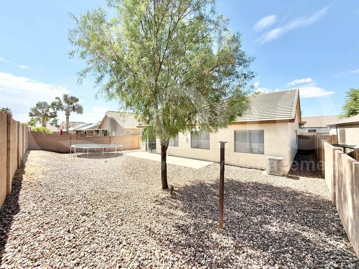 13018 W Pershing St - Photo 4 of 29