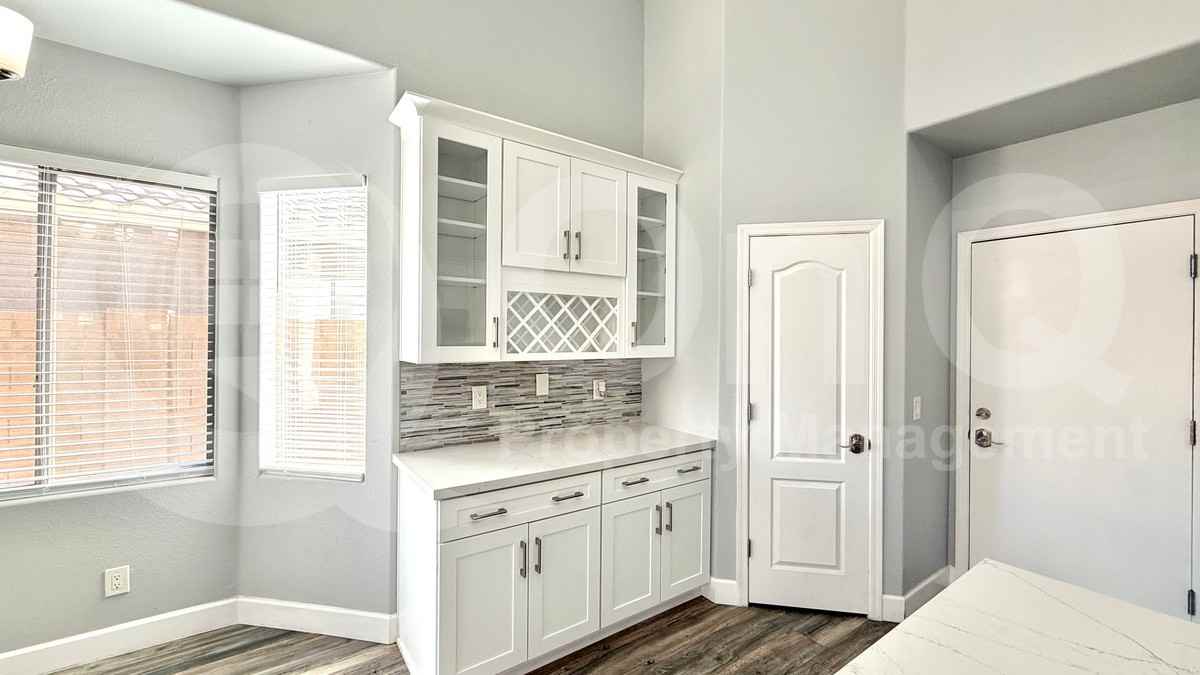 13018 W Pershing St - Photo 6 of 29