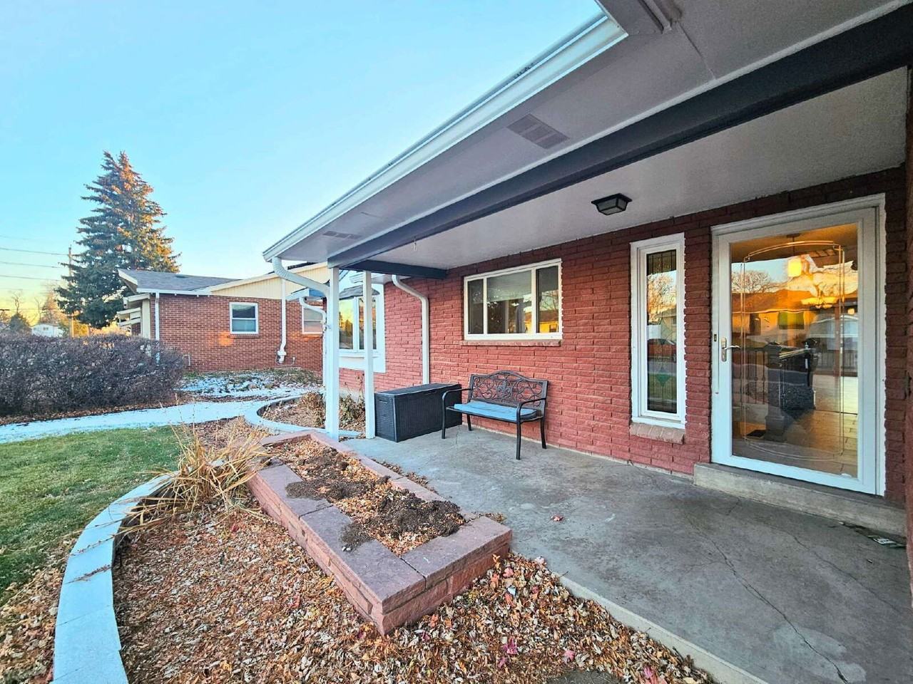 2025 Lee St - Photo 2 of 28