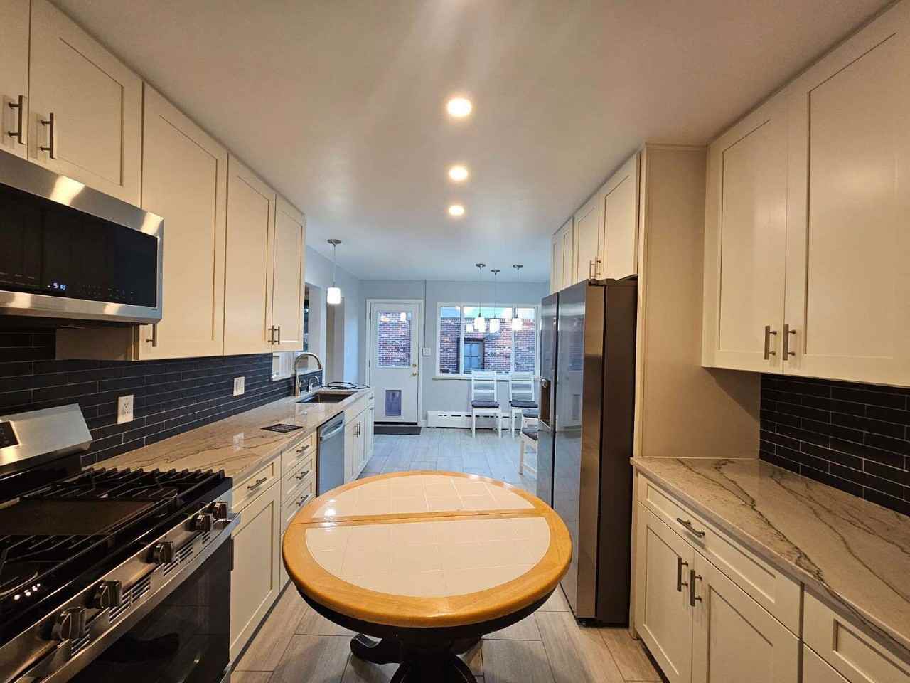 2025 Lee St - Photo 3 of 28