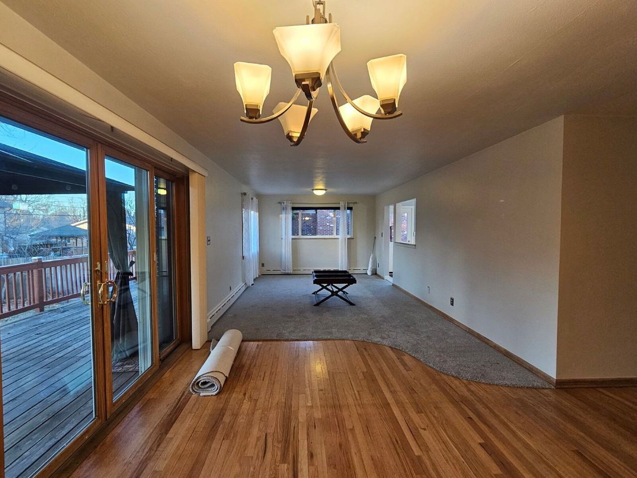 2025 Lee St - Photo 4 of 28