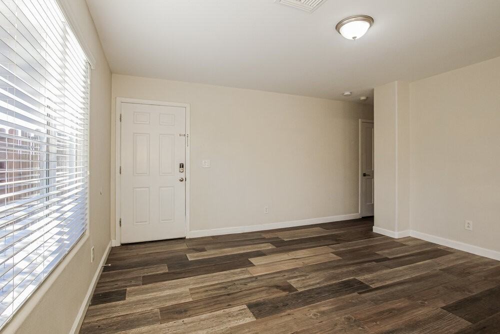 2902 W Irma Ln - Photo 5 of 16