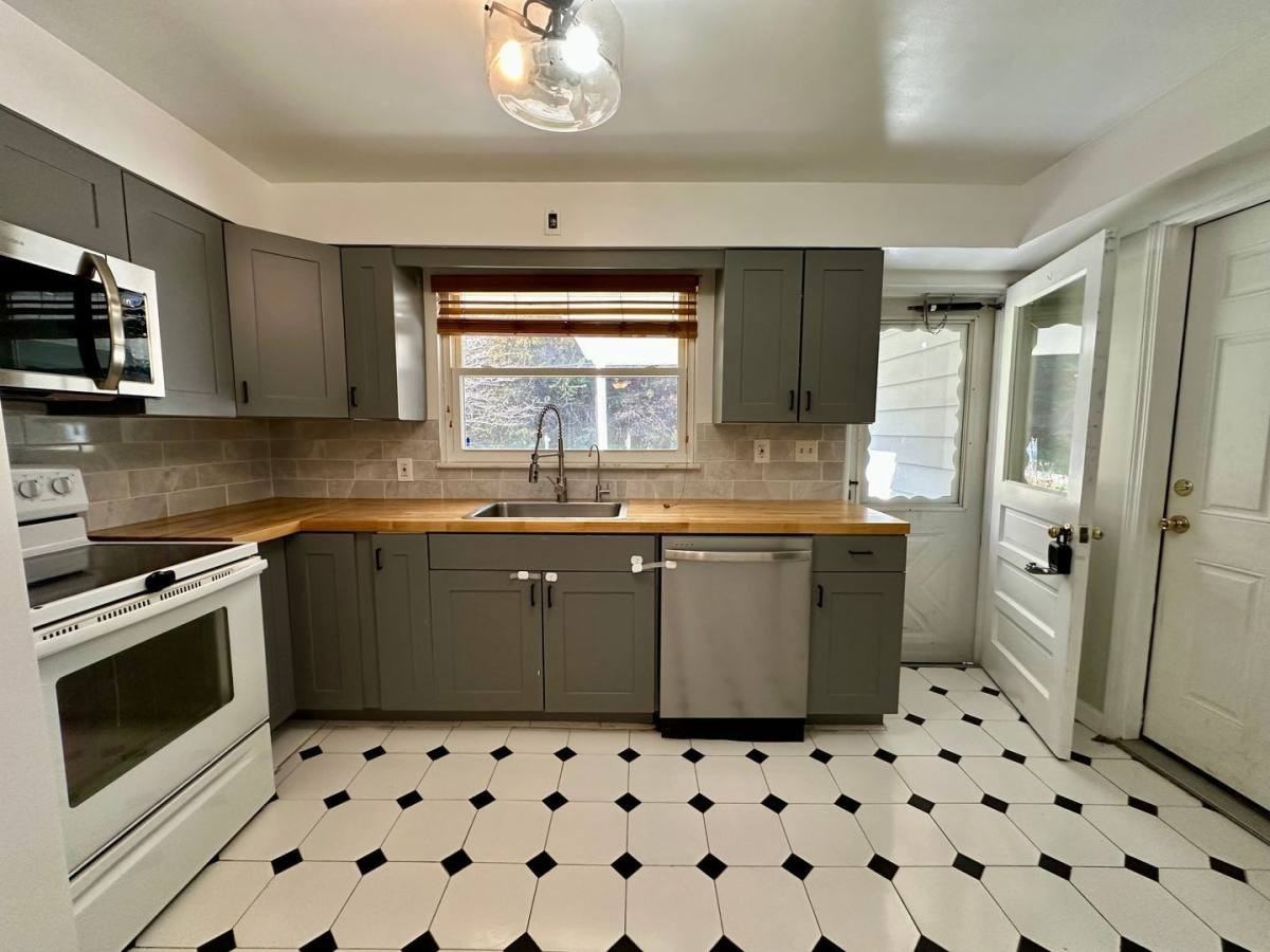 208 Bridge St - Photo 2 of 10