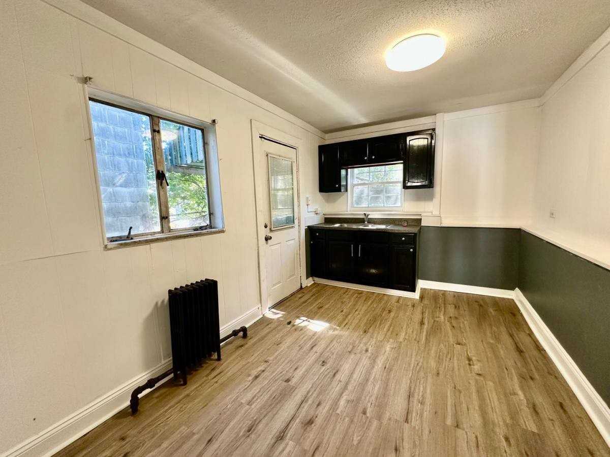 2330 Eccles St - Photo 4 of 10