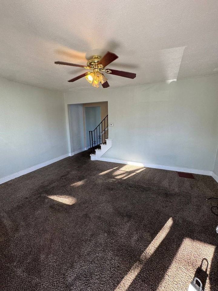 601 Farnsworth Ave - Photo 2 of 10