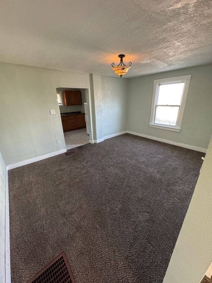 601 Farnsworth Ave - Photo 3 of 10