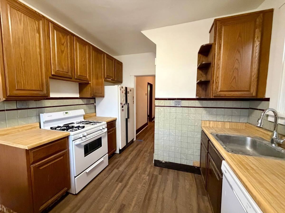 1011 2nd St - Photo 4 of 10