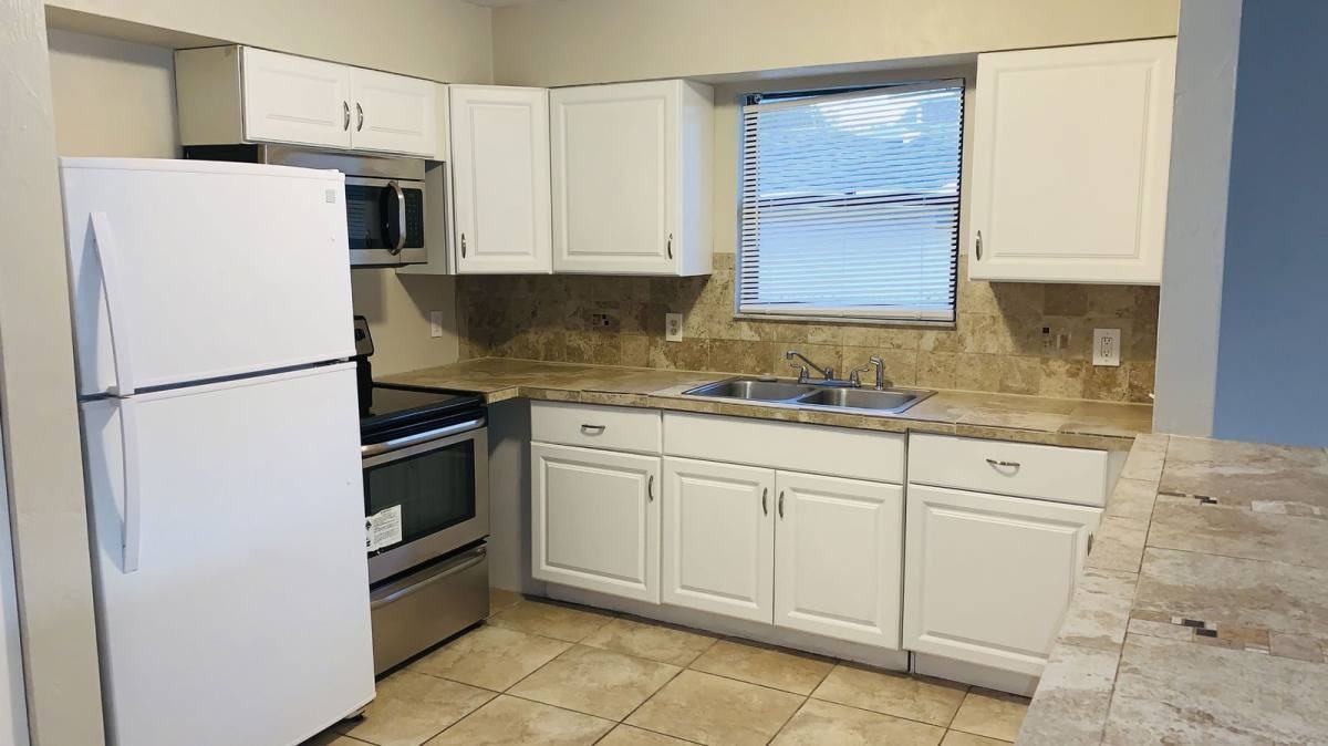 957 Glenwood St - Photo 3 of 10