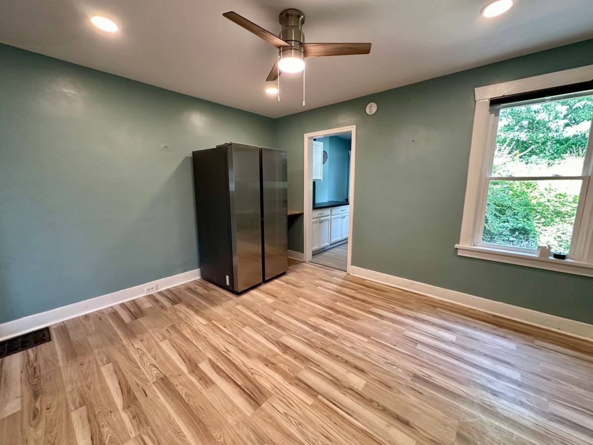 929 Clarissa St - Photo 4 of 10