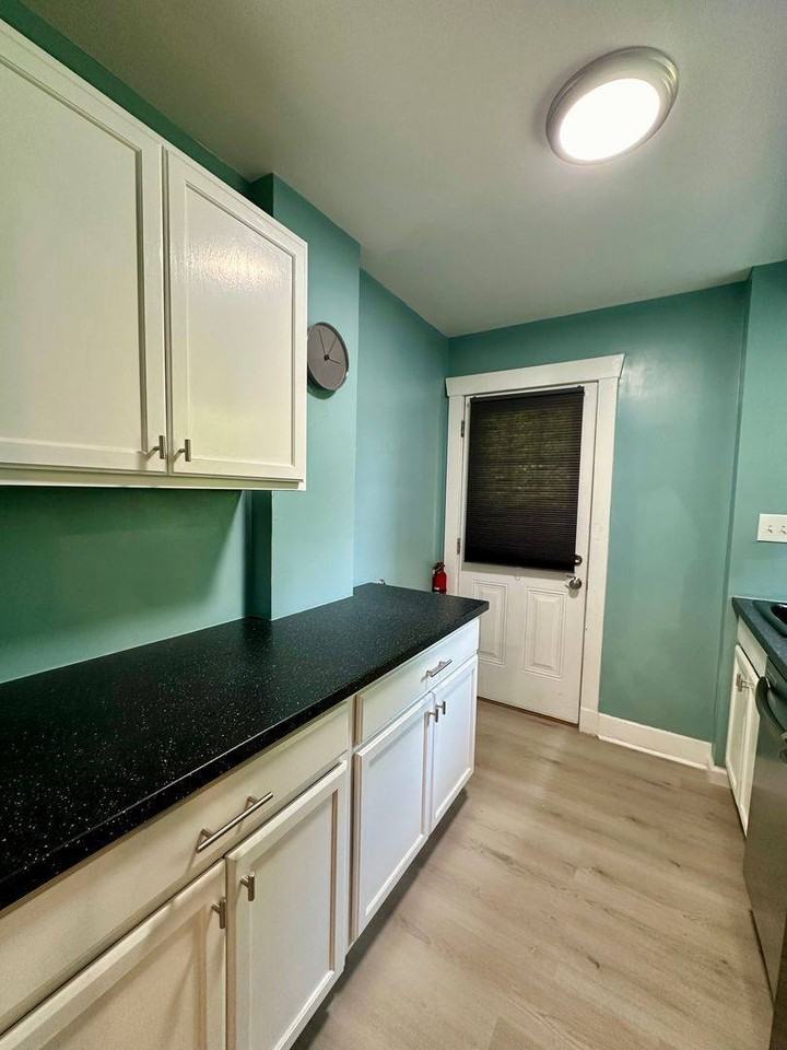 929 Clarissa St - Photo 5 of 10