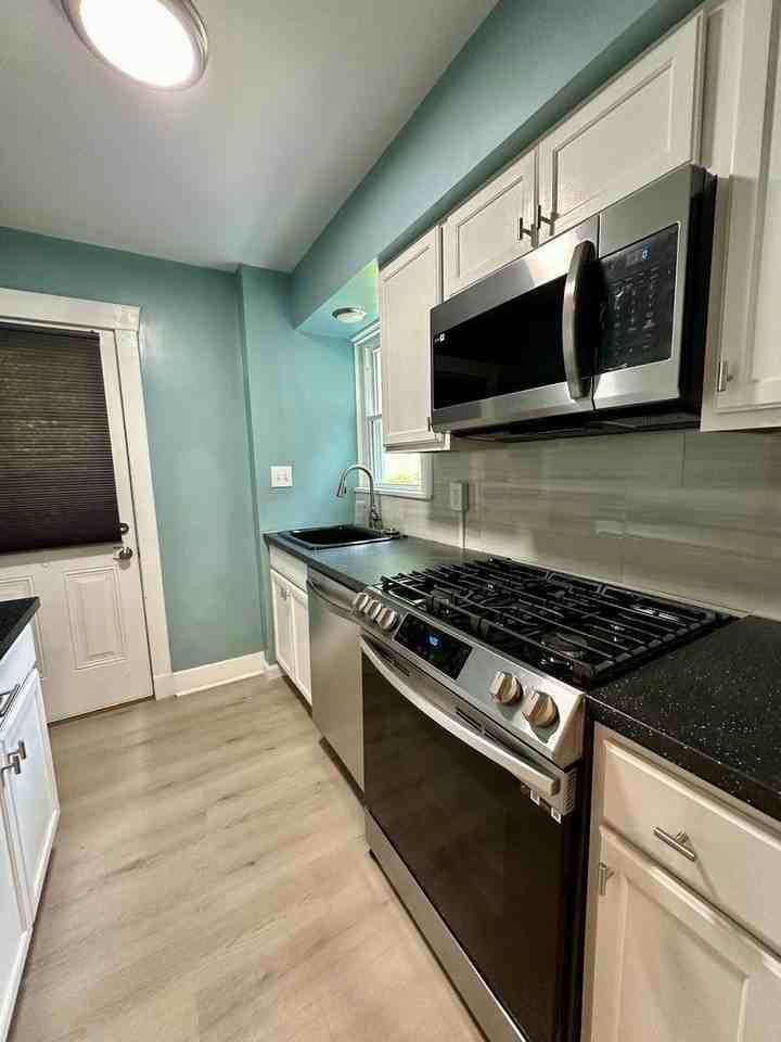 929 Clarissa St - Photo 6 of 10