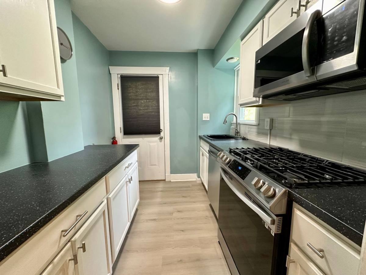 929 Clarissa St - Photo 7 of 10