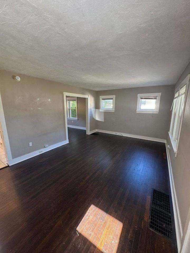 249 Elwyn Ave - Photo 3 of 10