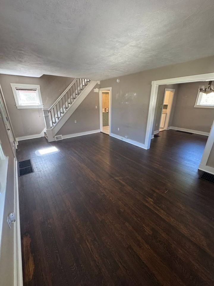 249 Elwyn Ave - Photo 4 of 10