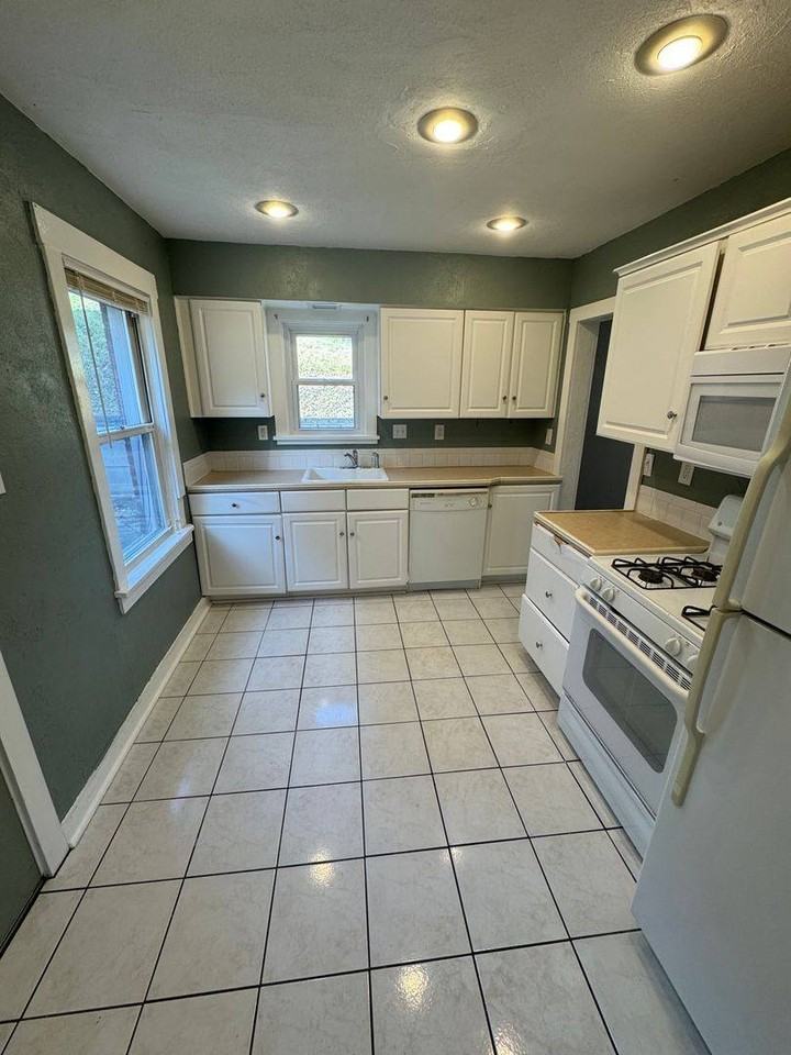 249 Elwyn Ave - Photo 7 of 10