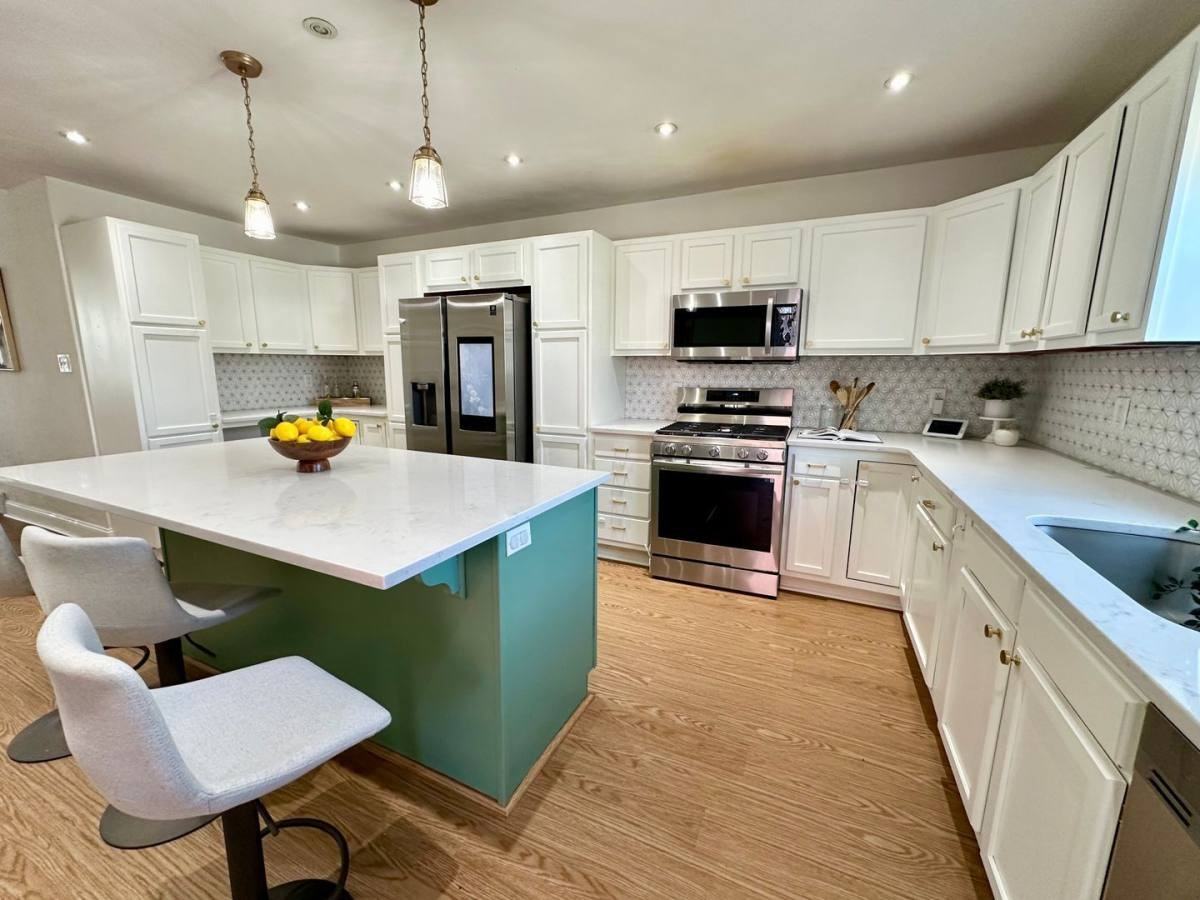 715 N Beatty St - Photo 3 of 10