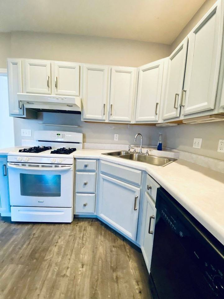 109 S 13th St #1 - Photo 4 of 10