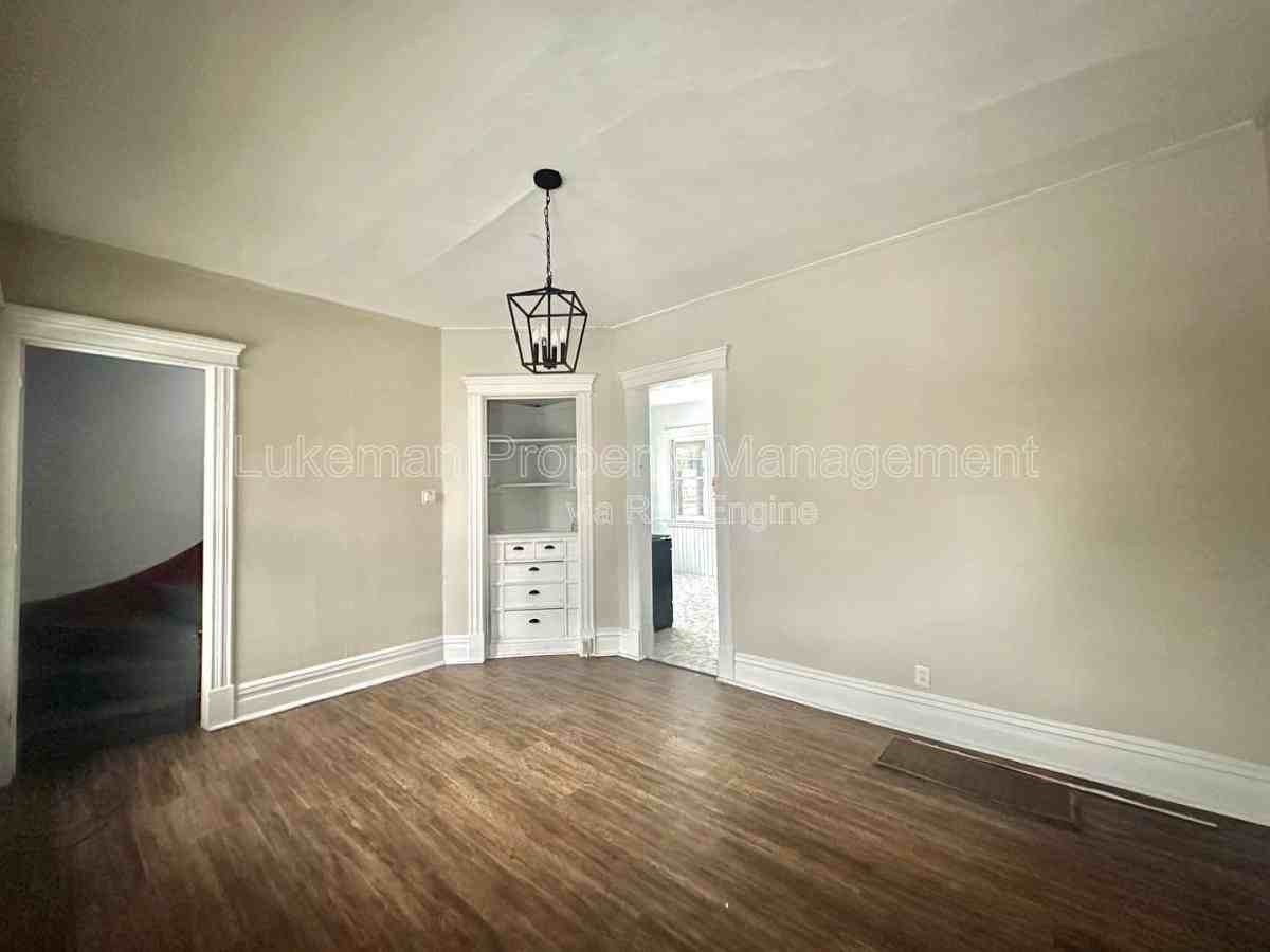 515 Village St - Photo 3 of 8