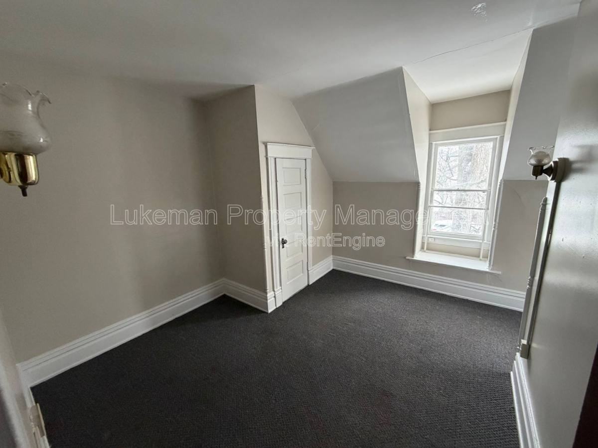 515 Village St - Photo 4 of 8