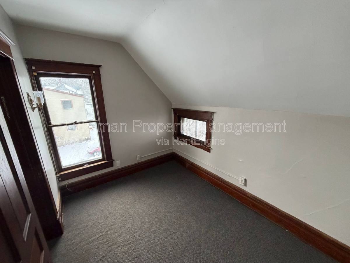 515 Village St - Photo 5 of 8