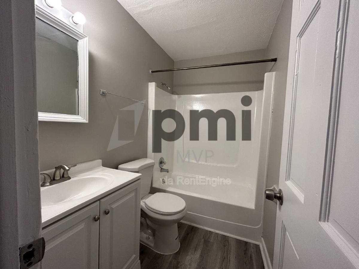 834 Whitethorne Ave #D - Photo 5 of 10