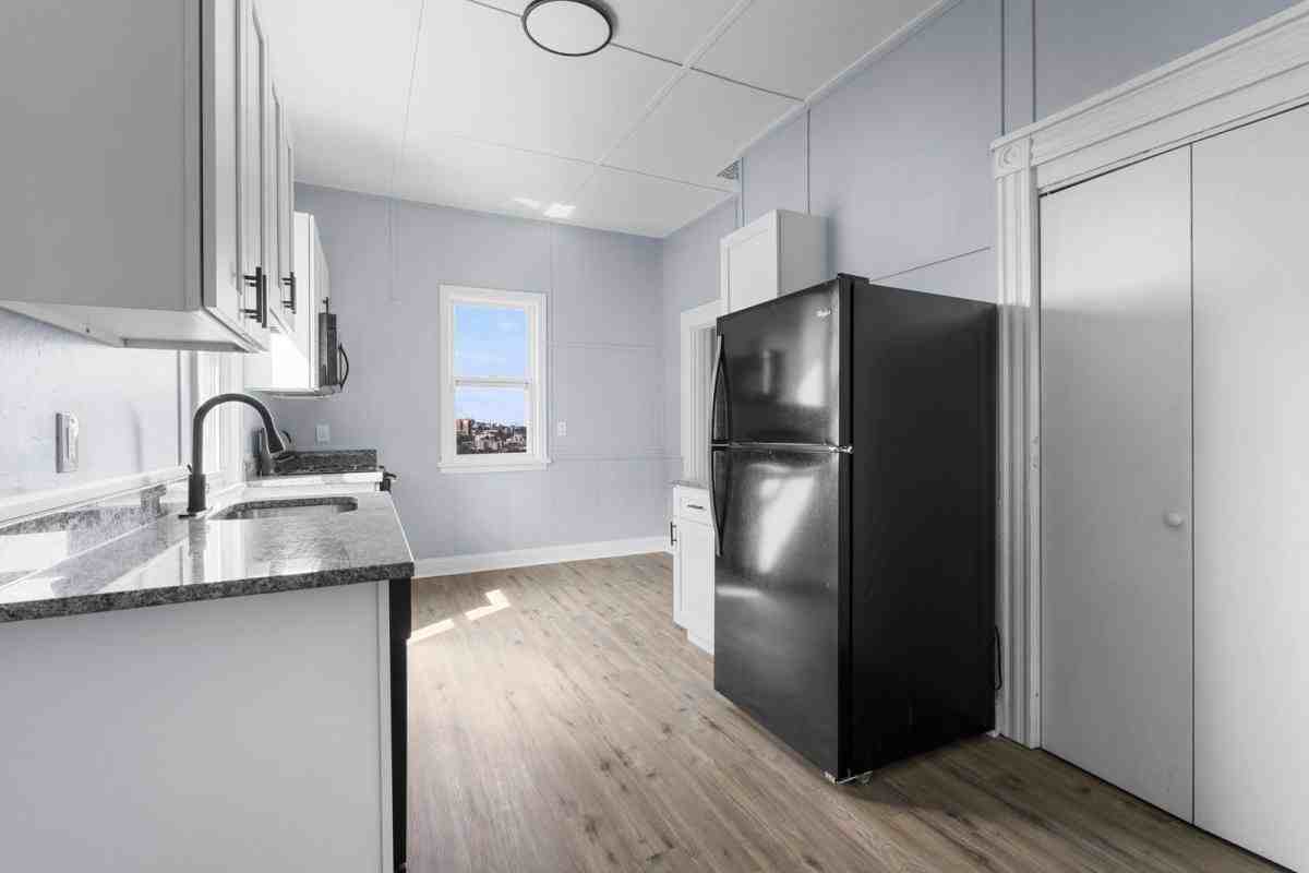 2721 Cobden St - Photo 4 of 10