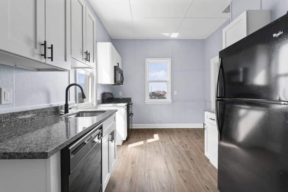 2721 Cobden St - Photo 5 of 10