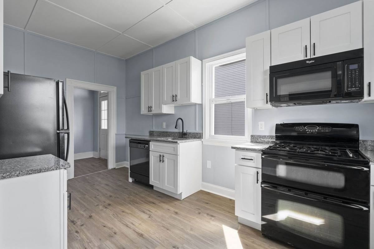 2721 Cobden St - Photo 6 of 10