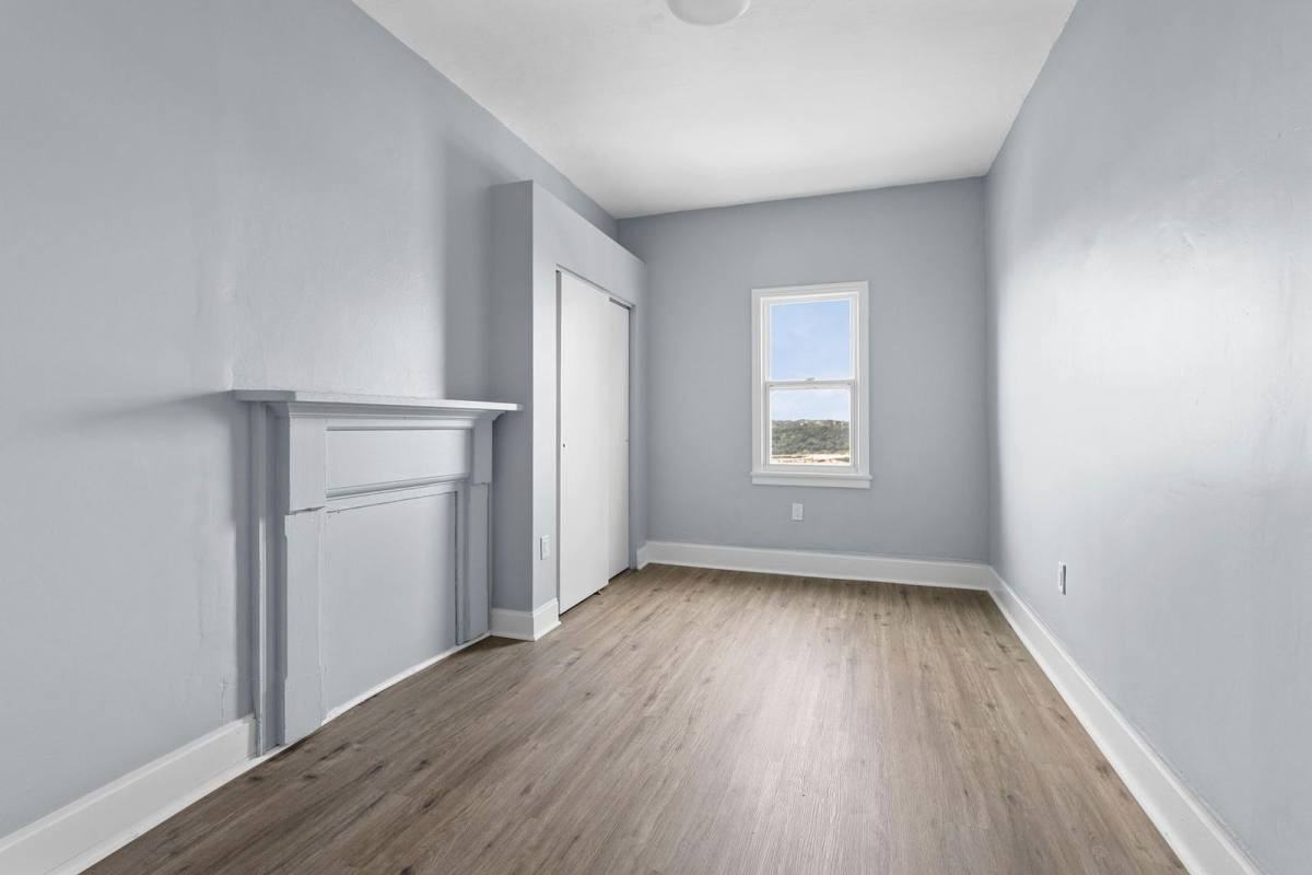 2721 Cobden St - Photo 7 of 10