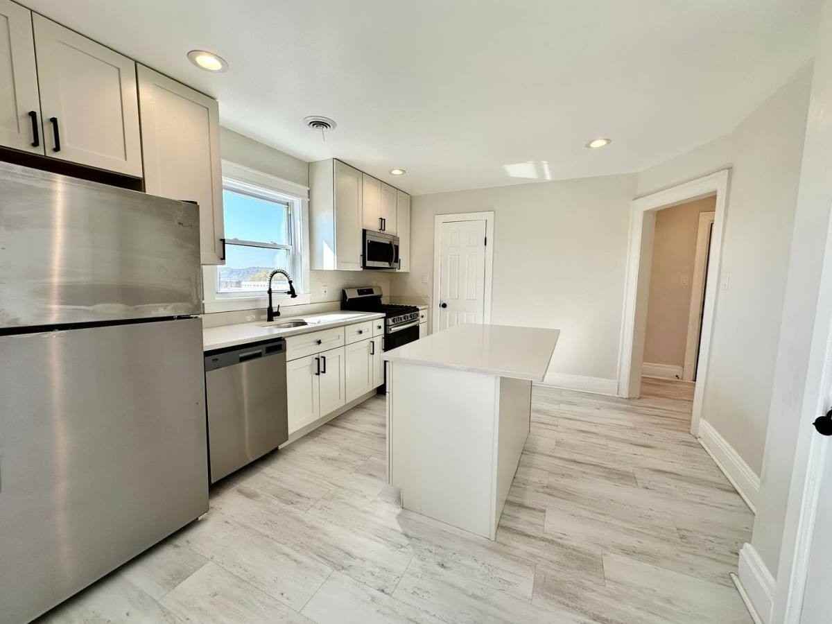 7500 Ellesmere St #6 - Photo 3 of 10