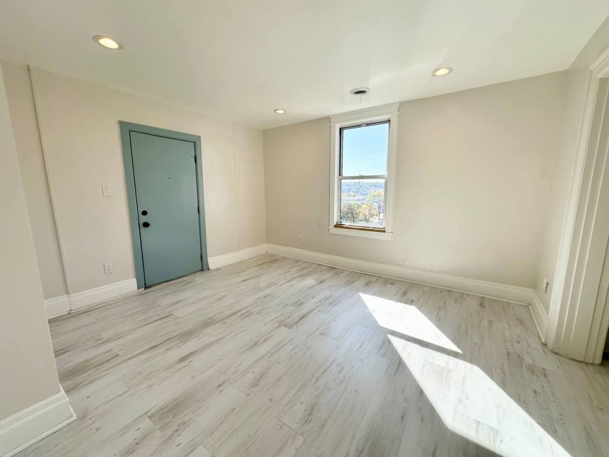 7500 Ellesmere St #6 - Photo 4 of 10