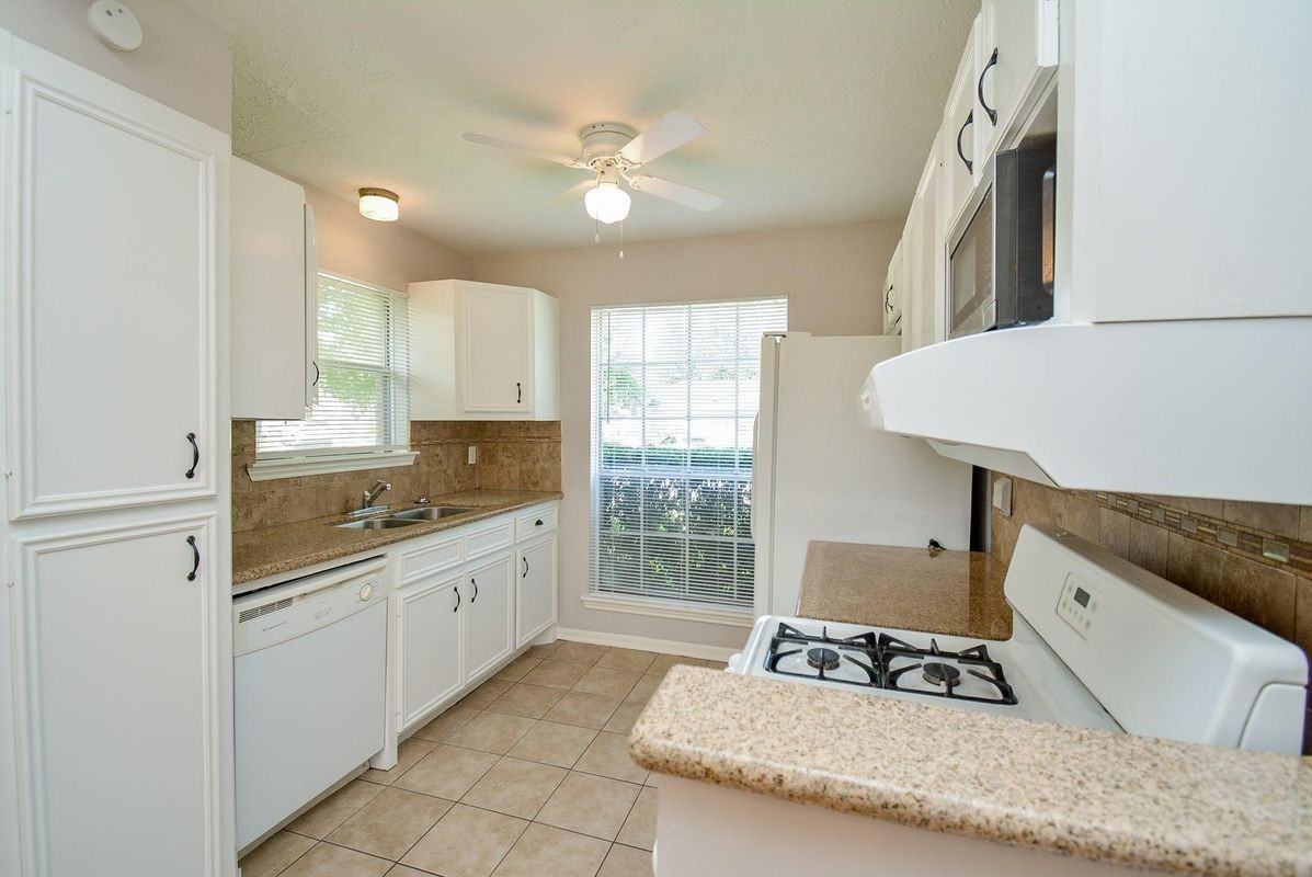 1910 Crosscoach Ln - Photo 2 of 3