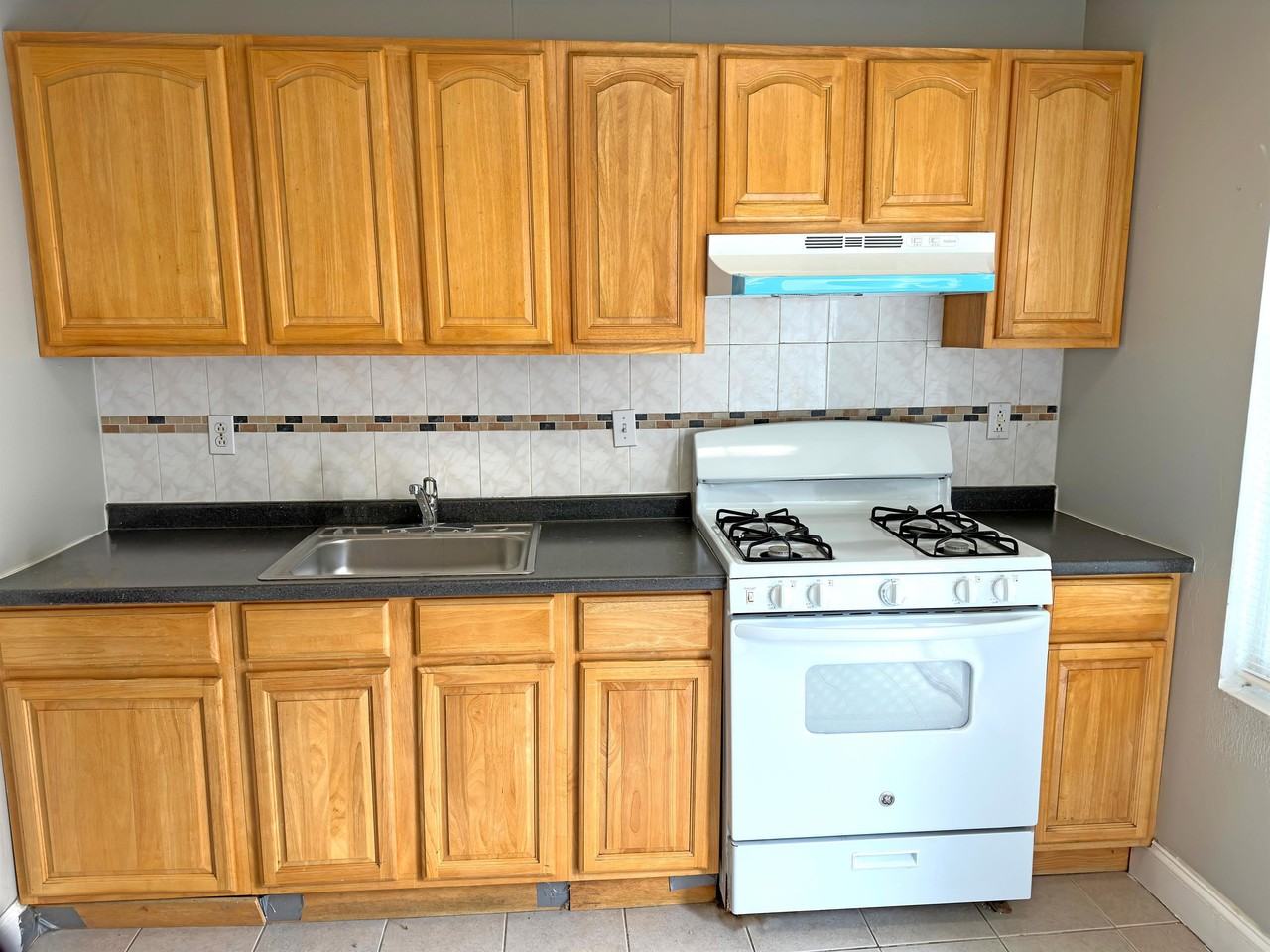 1528 S Hollywood St - Photo 2 of 26