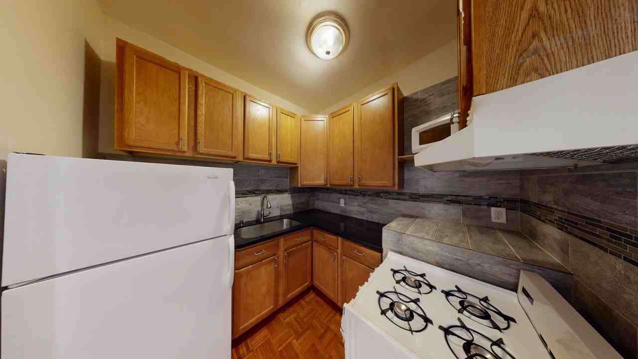 1395 Golden Gate Avenue - Photo 7 of 35