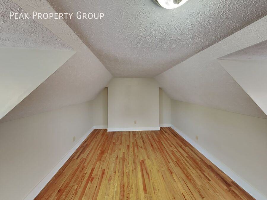 1371 Summit St - Photo 2 of 14