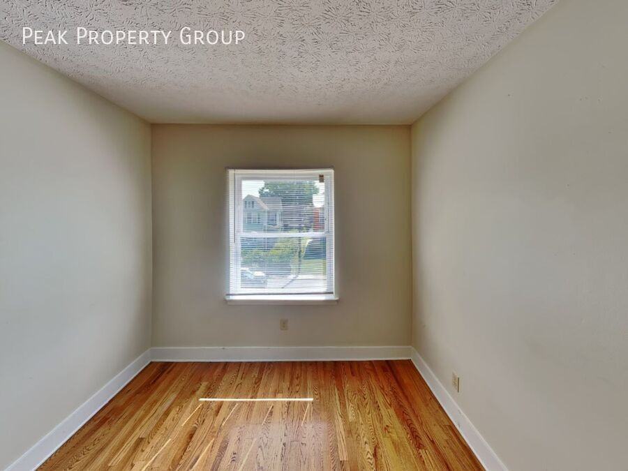 1371 Summit St - Photo 5 of 14