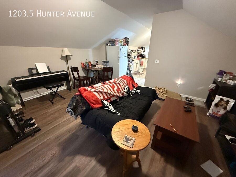 HUNTER & - Photo 6 of 12