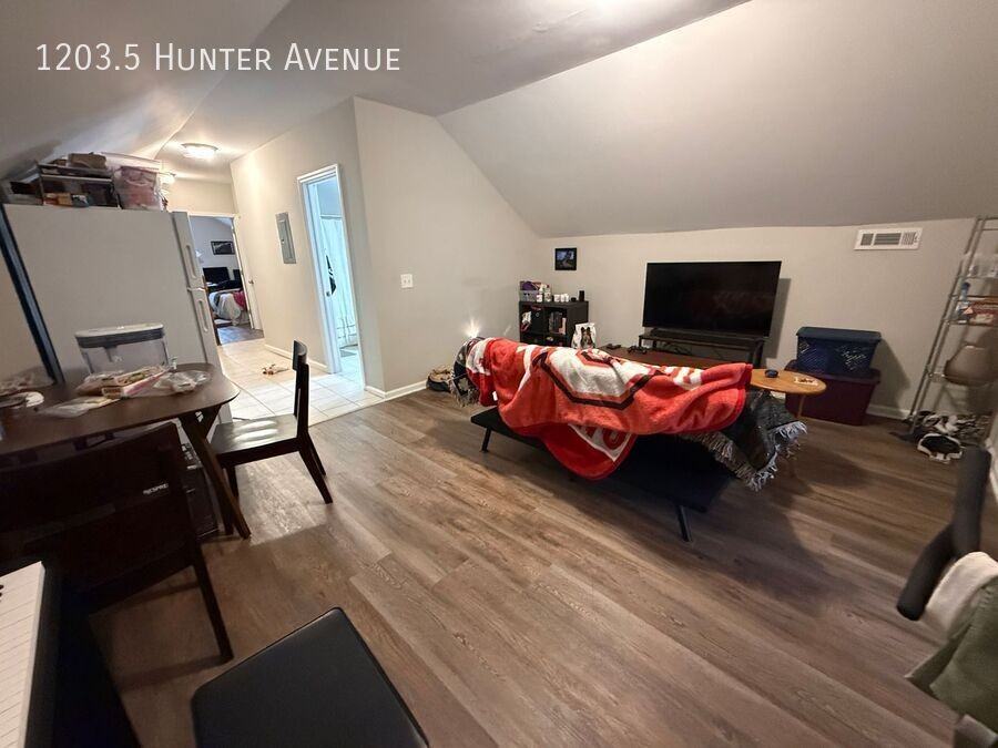 HUNTER & - Photo 7 of 12