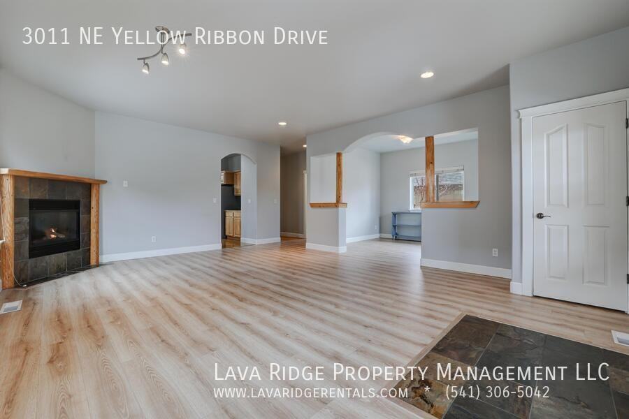 3011 Ne Yellow Ribbon Dr - Photo 4 of 32