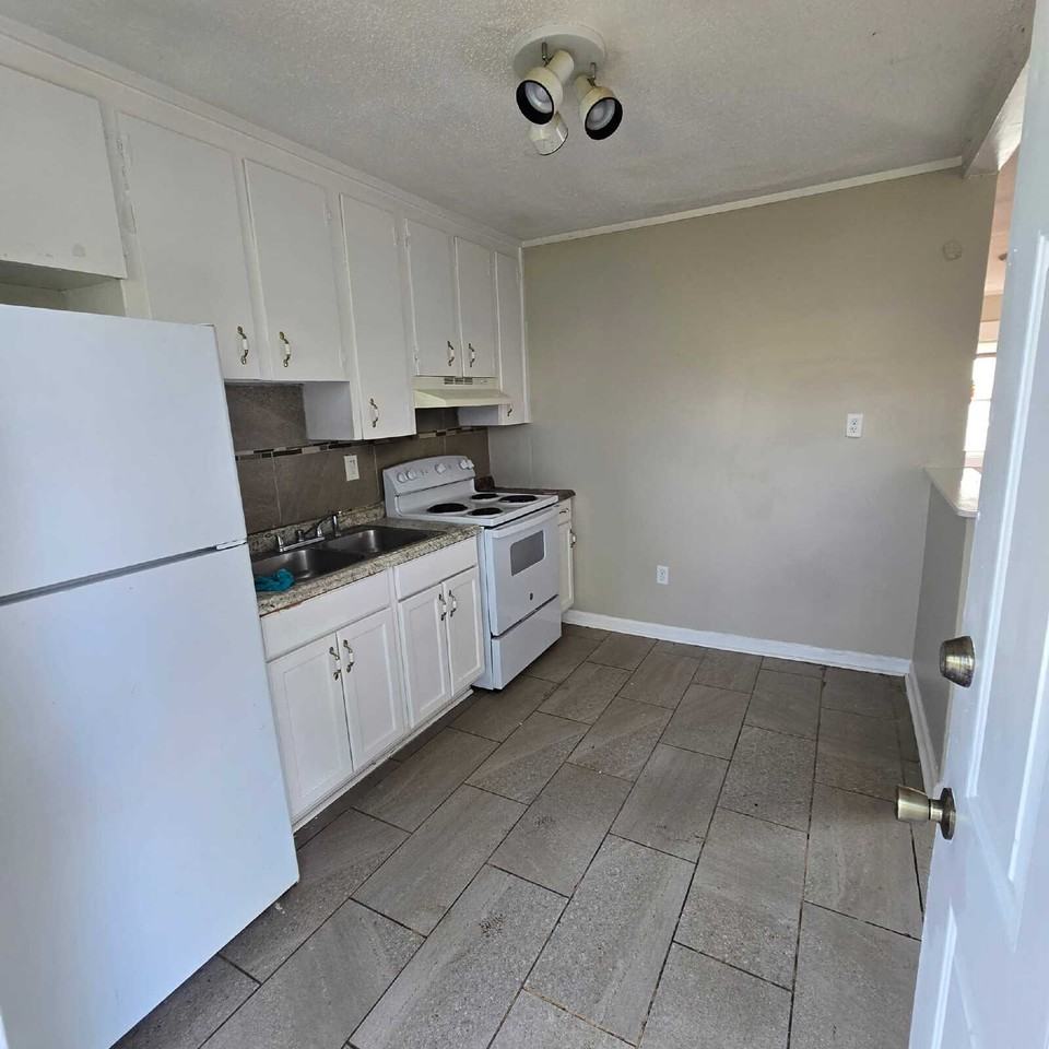 2116 Monroe Ave - Photo 7 of 14