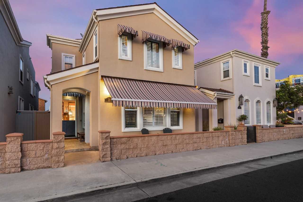 208 E Balboa Blvd - Photo 2 of 45