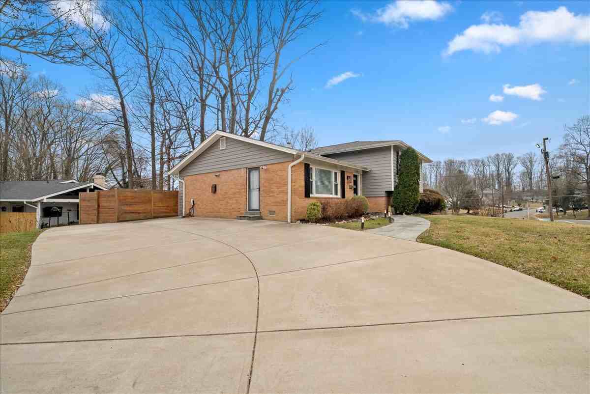 7845 Brompton St - Photo 2 of 32