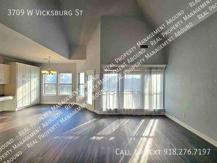 3709 W Vicksburg St - Photo 5 of 40