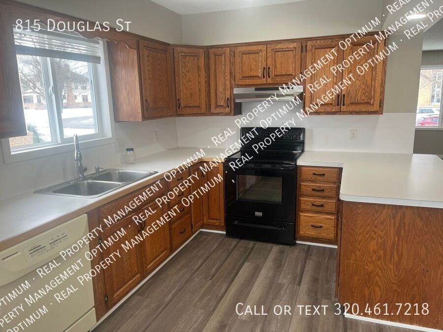 815 Douglas St - Photo 2 of 28