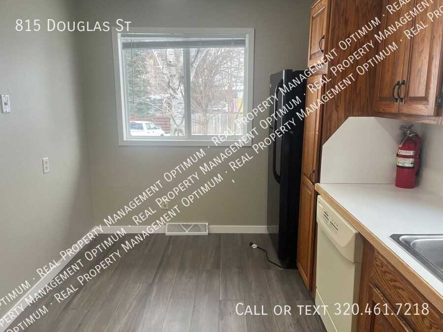 815 Douglas St - Photo 3 of 28