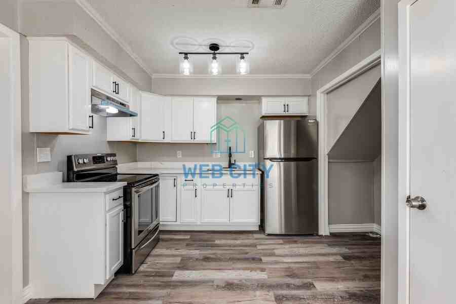 232 Alexandria St - Photo 4 of 12