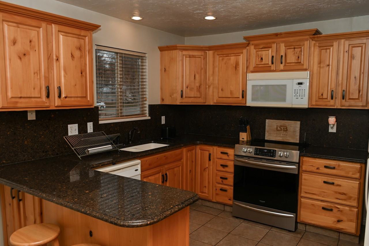 176 E 200 S - Photo 4 of 24