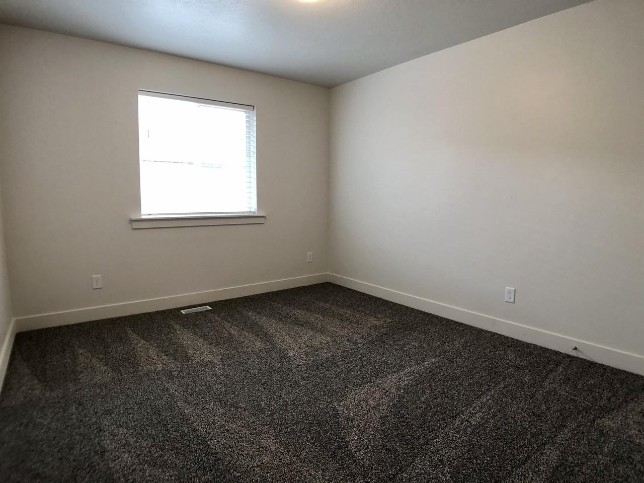 437 S 1400 E - Photo 6 of 34